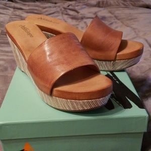 NWT Antelope mustard leather slides style 950